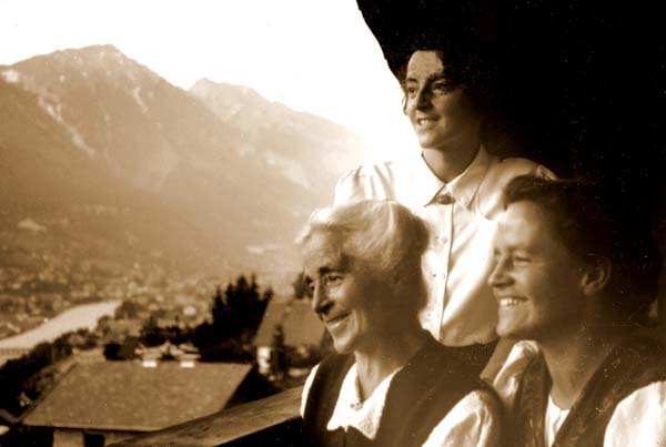 Erika mit Martha und Gertraud, Innsbruck, 1951